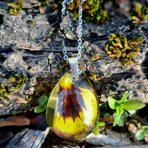 Naszyjnik z żywicy, z bratkiem