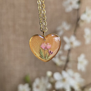 Złota zawieszka złoty wisiorek kwiat naszyjnik żywica z żywicy kwiaty z kwiatami serce serduszko gipsówka różowa