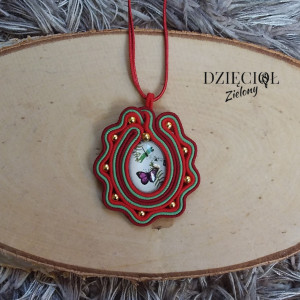 Wisiorek sutasz z motylem