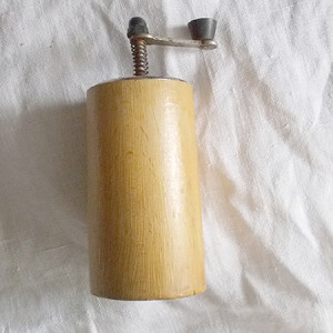 retro dekoracja do kuchni, prl akcesoria, prl sprzęty, vintage dekoracja do domu, vintage sprzęty, vintage dekoracje, prl naczynia, drewniane dekoracje retro młynek ręczny