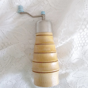 retro dekoracja do kuchni, prl akcesoria, prl sprzęty, vintage dekoracja do domu, vintage sprzęty, vintage dekoracje, prl naczynia, drewniane dekoracje  retro młynek ręczny