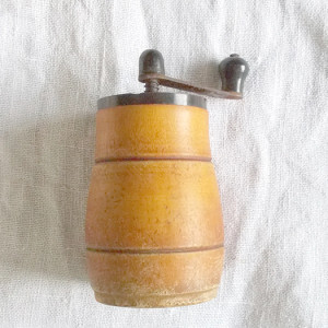 retro dekoracja do kuchni, prl akcesoria, prl sprzęty, vintage dekoracja do domu, vintage sprzęty, vintage dekoracje, prl naczynia, drewniane dekoracje  retro młynek ręczny