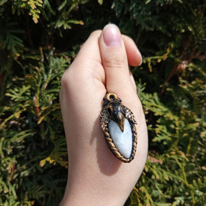 Kruczy amulet z kamieniem księżycowym, idealny na prezent, magia fantasy, goblincore