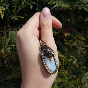 Kruczy amulet z kamieniem księżycowym, idealny na prezent, magia fantasy, goblincore