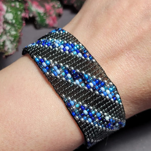 Bransoletka "Paski niebesko-granatowe" z koralików szklanych Preciosa z regulowanym zapięciem