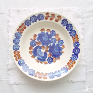 prl talerz włocławek, prl naczynia, głęboki talerz malowany ręcznie, prl ceramika, rustykalny talerz retro, kwiaty talerz z Włocławka, prl fajans Włocławek