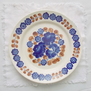 prl fajans, płytki talerz włocławek, vintage talerz z Włocławka, fajansowy talerz w kwiaty, prl ceramika, prl naczynia, rustykalny talerz retro, retro talerz prl