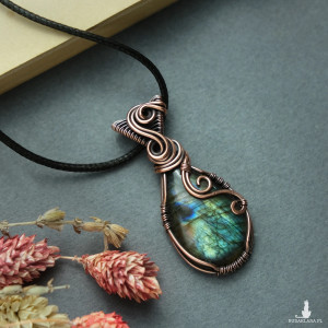 Wisiorek miedziany naszyjnik z labradorytem wire wrapping