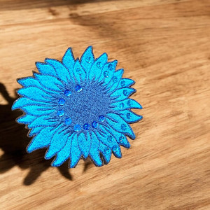 Przypinka, broszka w odcieniach niebieskich