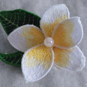 Kwiat plumerii haftowana broszka, przypinka