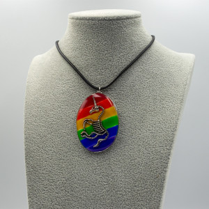 Wisiorek tęczowy pride z żywicy z jednorożcem pend 003