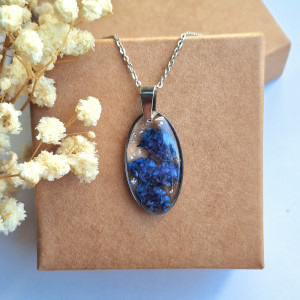 Wisiorek z żywicy z suszonymi kwiatami gipsówki