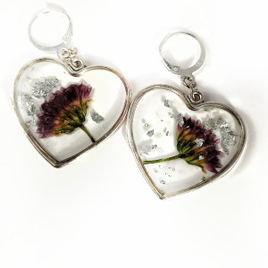 Kolczyki w Kształcie Serca z Polnym Kwiatem – Fioletowy Urok Natury w Srebrnej Odsłonie