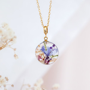 Wisiorek z kompozycją kwiatową