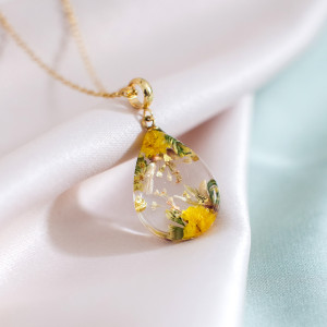 Wisiorek z kompozycją kwiatową