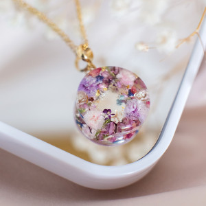 Wisiorek z kompozycją kwiatową