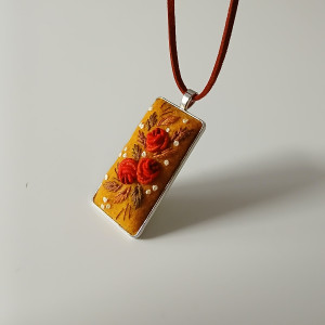 Ręcznie haftowany wisior  ZARA