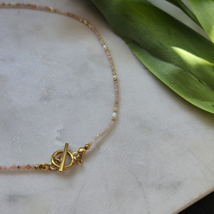 Naszyjnik z kamieni opalu i zapięciem togger