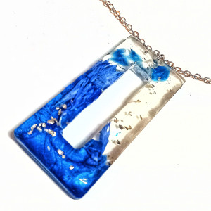 Wisiorek z Chabrem i Srebrnymi Drobinkami – Magia Natury w Artystycznej Formie