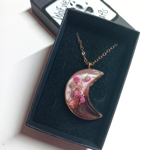 Wisiorek Księżyc z Różową Gipsówką – Ręcznie Wykonany Akcent Natury i Elegancji