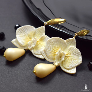 Kolczyki orchidee ze szklaną kroplą - kremowo-złote