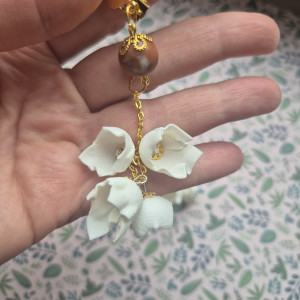 Klipsy białe delikatne kwiaty i minerały