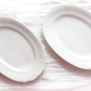 biały półmisek Chodzież, retro naczynia prl, Chodziez półmisek biały, rustykalne naczynia vintage, Chodzież talerze prl, prl sprzęty, retro ceramika użytkowa, retro salaterki duże