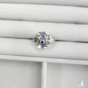 169 pierścionek vintage, posrebrzany pierścionek z granatowym oczkiem; efektowny