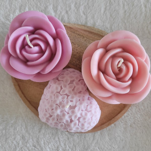 Uroczy zestaw świec na tacy z drewna mango