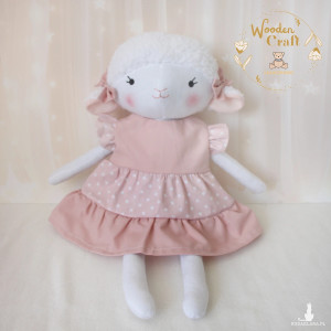 Owieczka Elza przytulanka w różowej sukieneczce w kropeczki z falbankami