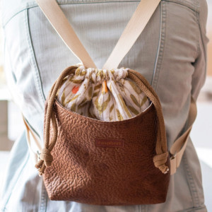 Mini workoplecak w kwiaty z brązowej ekoskóry