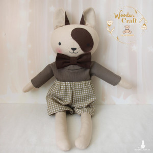 Piesek przytulanka Hary w beżowych spodenkach w krateczkę