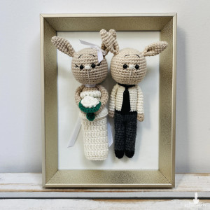 Młoda para króliczki w złotej ramce ręcznie robione prezent ślubny obraz