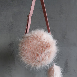 Różowa futrzana torebka na ramię, okrągła