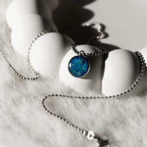 Naszyjnik - apatyt zatopiony w żywicy