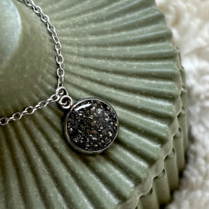 Naszyjnik - piryt zatopiony w żywicy