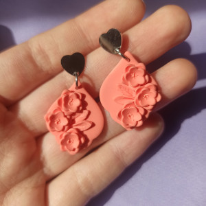 Kolczyki z gliny polimerowej monochromatyczne kwiaty