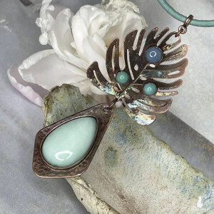 Naszyjnik z jadeitem i liściem monstery c1207