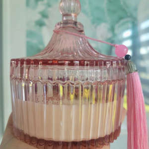 Świeca sojowa z olejkiem Różanym w szklanej bombonierze z chwostem.