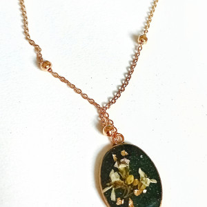 Bransoletka Celebrytka z Suszoną Rzeżuchą i Złotymi Drobinkami – Ręcznie Wykonana Elegancja