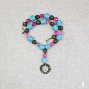 6740 duży, niebieski, brązowy, różowy naszyjnik z wisiorkiem; wisiorek motyl