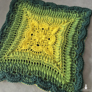 Dwustronna szydełkowa poszewka ombre na poduszkę