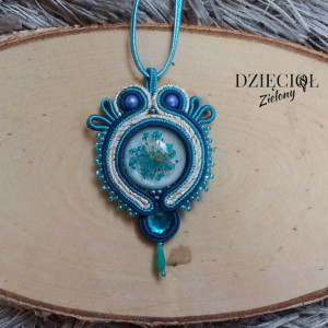 Niebieski wisiorek sutasz