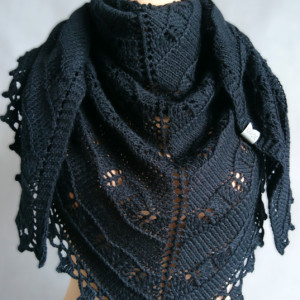 Chusta ręcznie robiona na drutach, ażur, czarna.