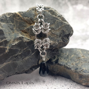 Wisiorek chainmaille - fasetowana kropla onyksu