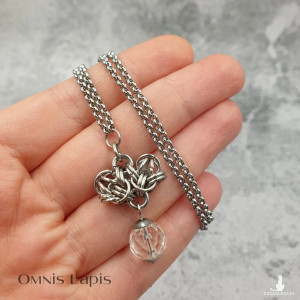 Ażurowy wisiorek chainmaille - kryształ górski