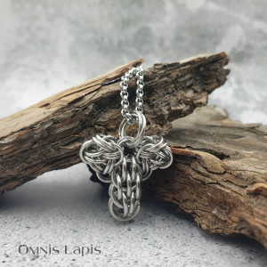 Misterium. Wisiorek chainmaille w kształcie krzyża