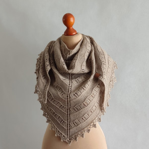 Chusta na drutach, ażur, beż.