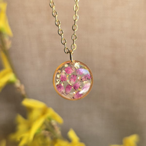 Złota zawieszka złoty wisiorek kwiat naszyjnik żywica z żywicy suszone kwiaty z kwiatami żywicy kwiaty żywica różowy kwiat wrzos z wrzosem