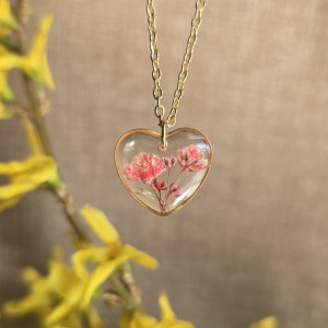 Złota zawieszka złoty wisiorek kwiat naszyjnik żywica z żywicy kwiaty z kwiatami serce serduszko gipsówka pomarańczowa